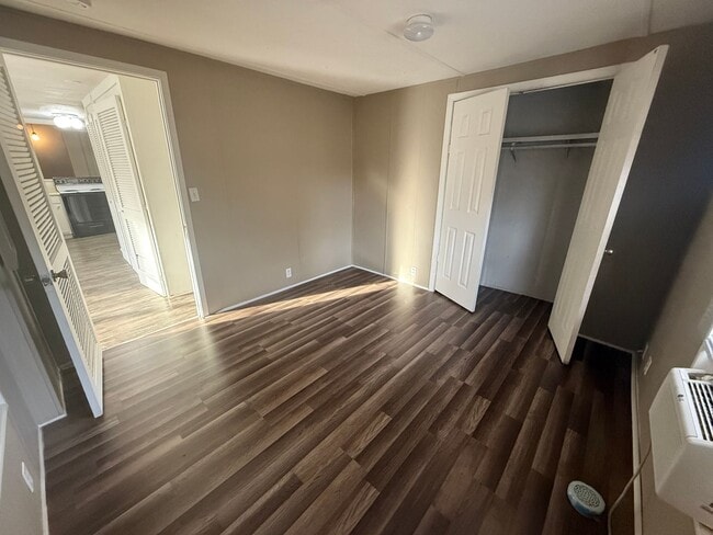 Building Photo - 16584 Lakeway Cir