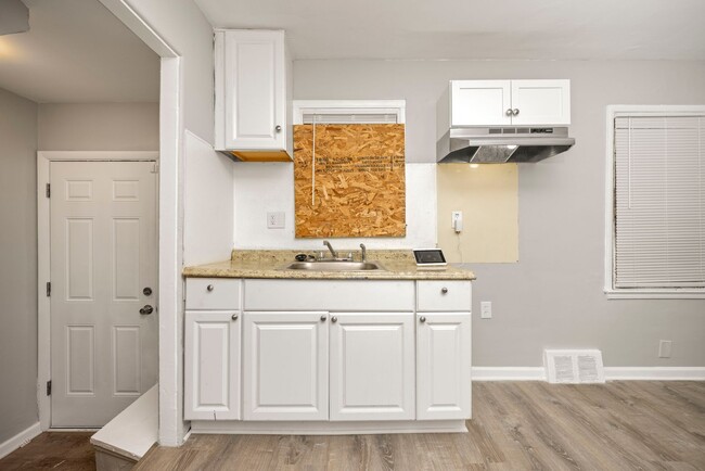 Building Photo - 3 bedroom newly renovated $1250