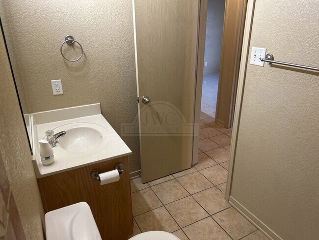 Building Photo - 1305 Chips Dr