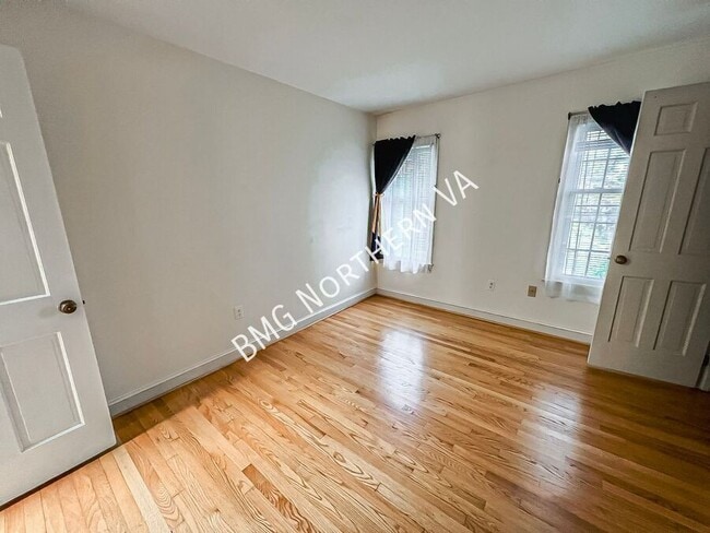 Building Photo - 1325 Lynnbrook Dr