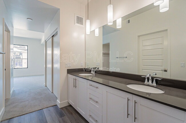 Building Photo - 7300 E Earll Dr