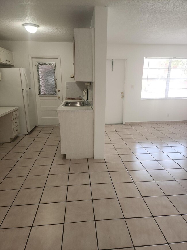 Building Photo - 1007 N 19th Ave