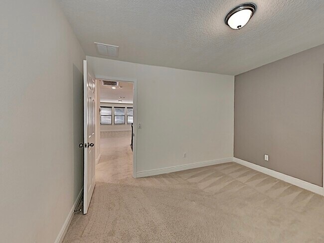 Building Photo - 8931 Lookout Pointe Dr