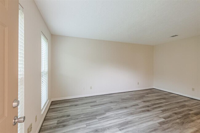 Building Photo - 3004 Beecave Dr