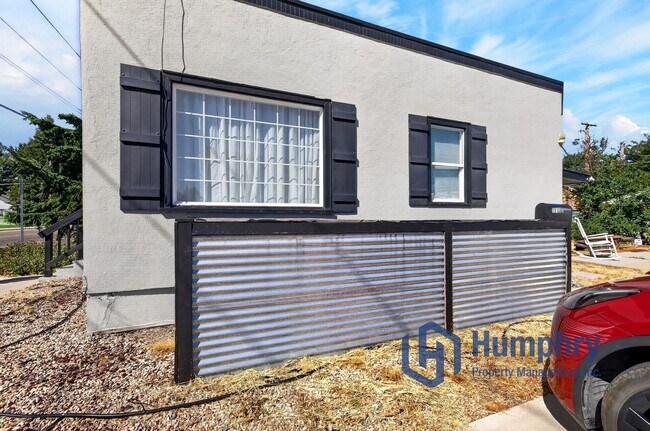 Building Photo - Bottom unit of Duplex