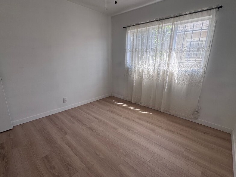 Building Photo - 1542 W 60th St