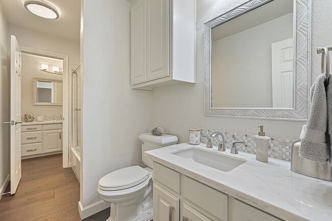 Building Photo - 711 Saratoga Dr