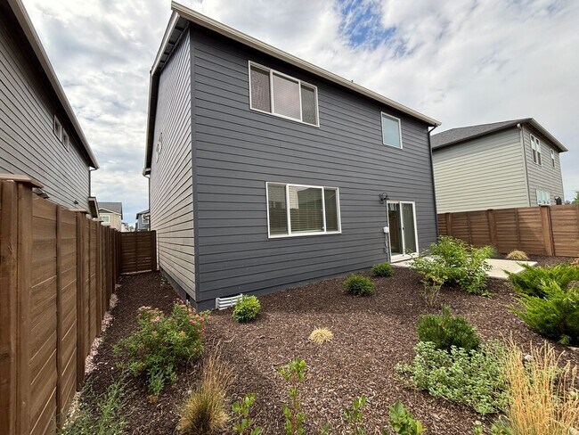 Building Photo - Beautiful 4 Bed/2.5 Bath Plus Office with ...