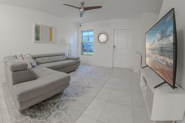 Building Photo - 544 NE 4th St