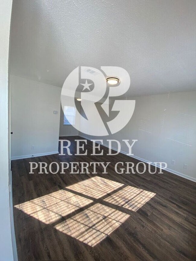 Building Photo - NEWLY UPDATED!! 2 Bedroom 1 Bathroom Townhome