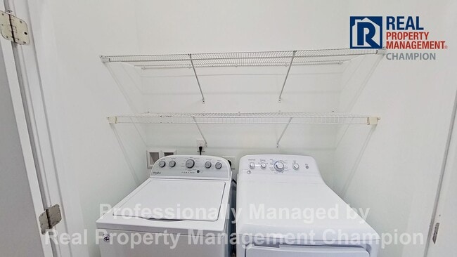 Building Photo - End Unit Townhome on One Level