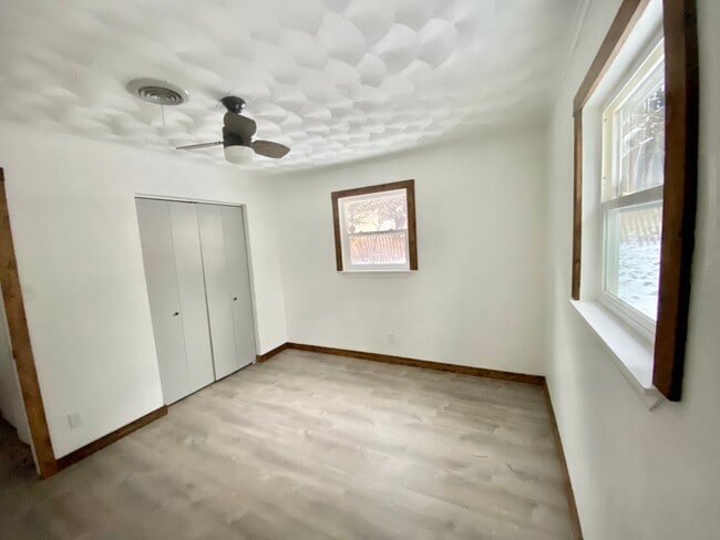 Building Photo - 405 Mary Dr