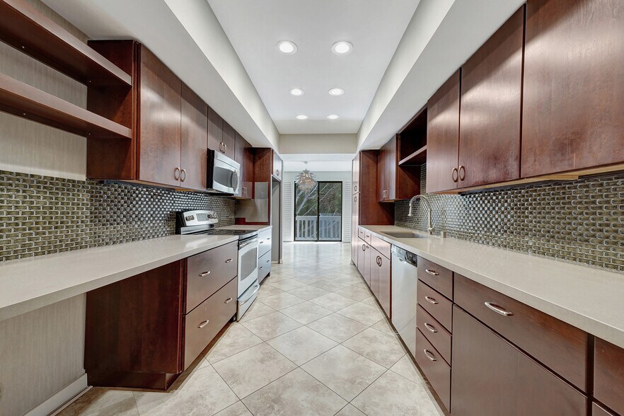 Building Photo - 8871 Burton Way