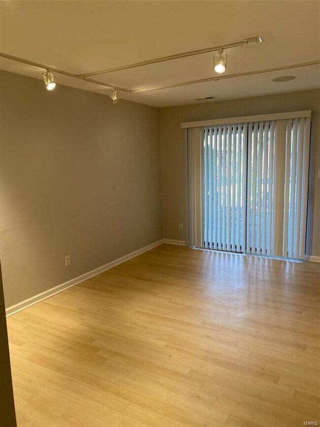 Building Photo - 869 Forest Trace Dr