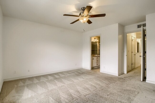 Building Photo - Beautiful 3 bedroom townhome in Central Pa...