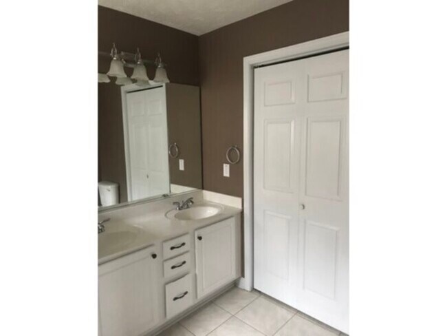 Building Photo - 1820 Balmoral Dr