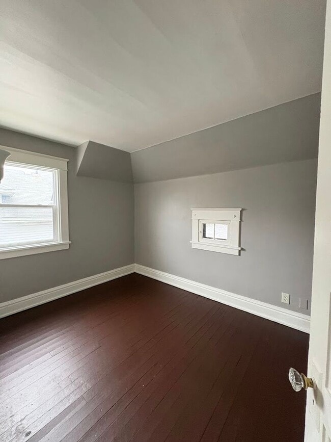 Building Photo - Beautifully finished 3 bedroom home for rent - Akron OH