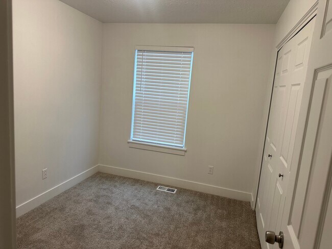 Building Photo - 765 Lupine Ct