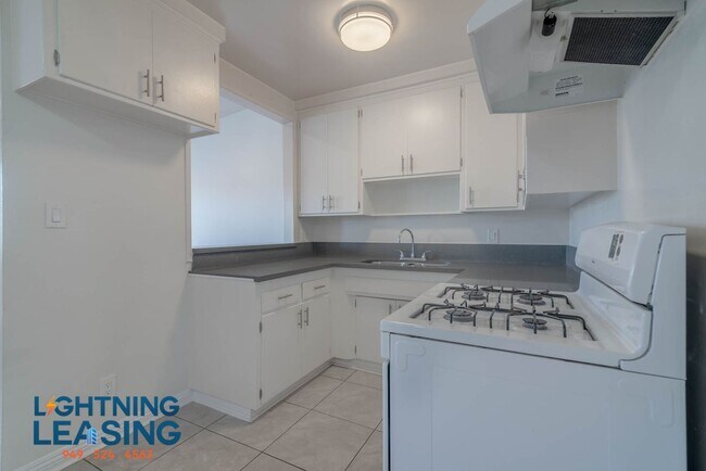 Building Photo - 1321 N Harvard Blvd