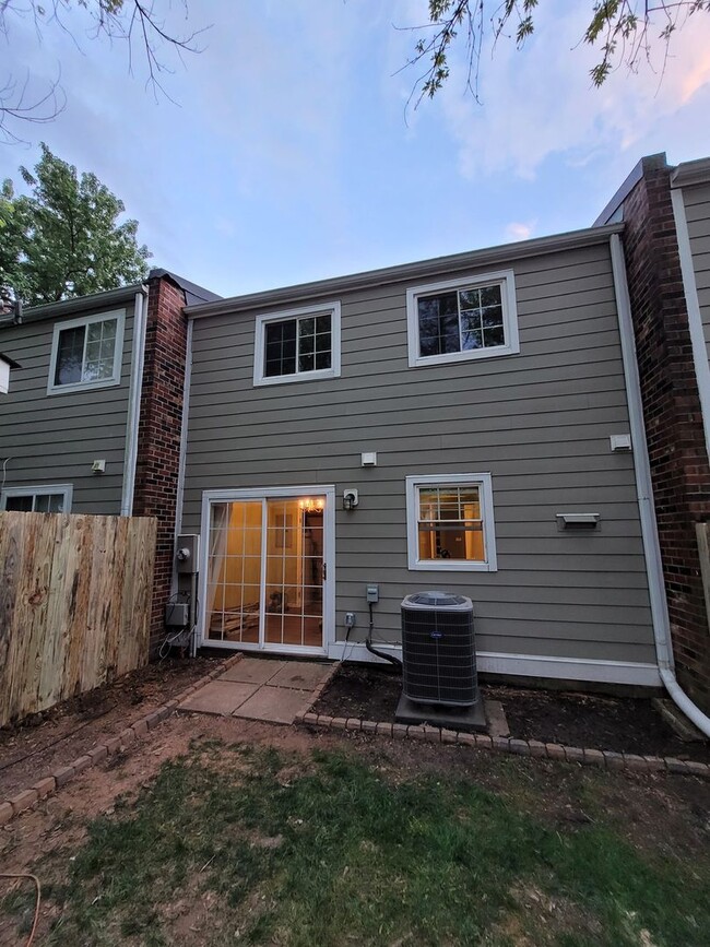 Building Photo - Spacious 3 Bed 2.5 Bath in Henrico/West End