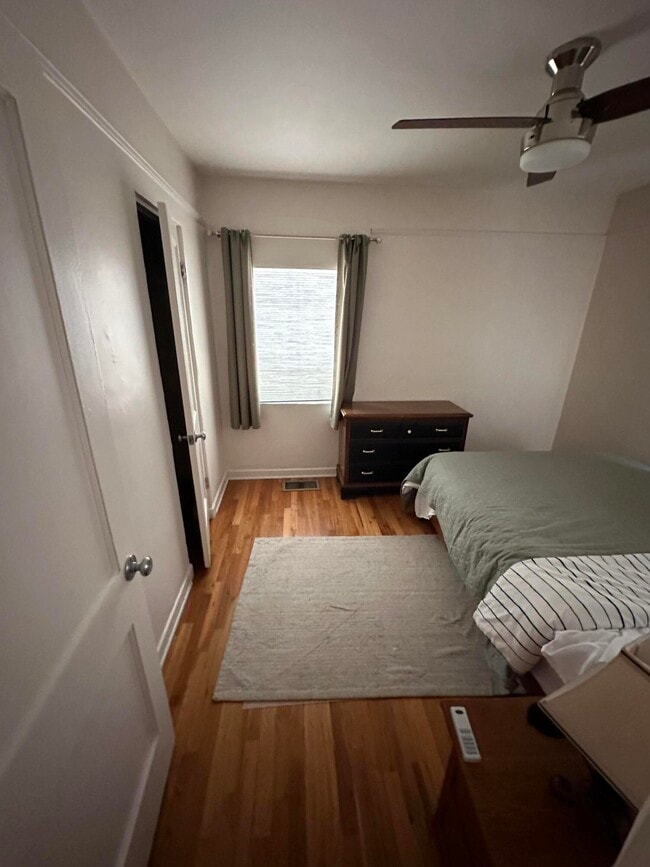 Building Photo - 732 Loma Vista Dr NE