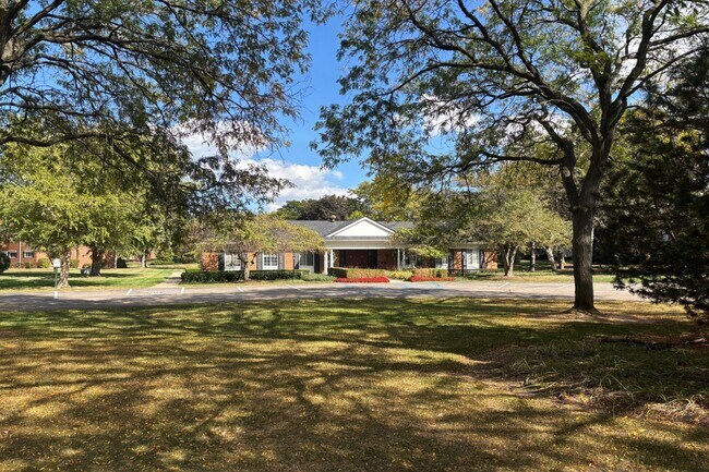 Building Photo - 689 E Fox Hills Dr