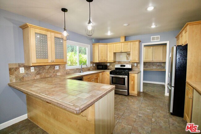 Building Photo - 7610 Kelvin Ave