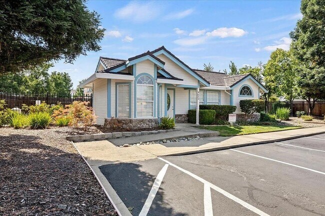 Building Photo - Updated Contemporary 3 Bed / 2 Bath Home w...