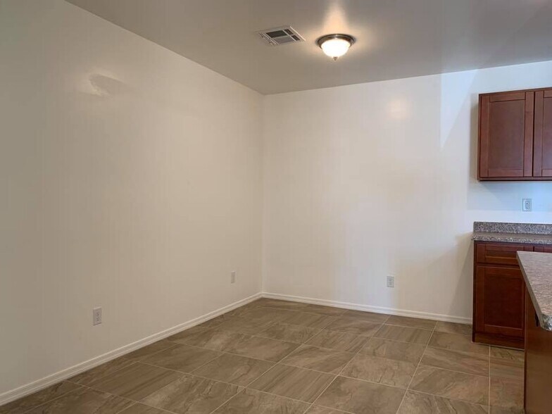 Building Photo - 10402 N 9th Ave