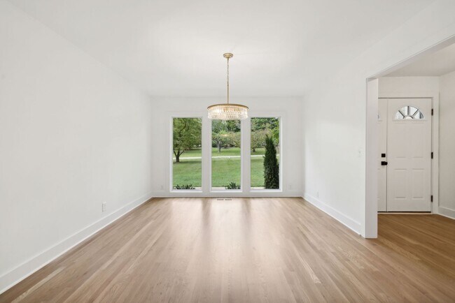 Building Photo - Completely renovated ranch 4BR/4BA ranch h...