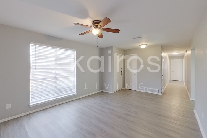 Building Photo - 350 E Davis Cir