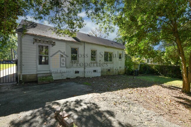 Building Photo - 1802 W Friendly Ave
