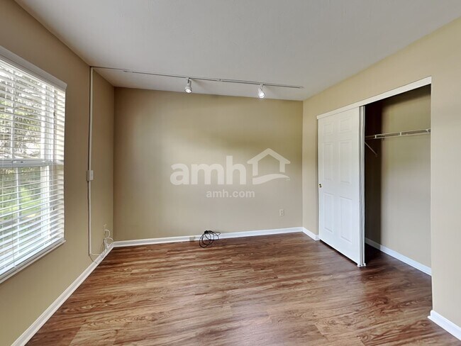 Building Photo - 545 Foxglove Ct