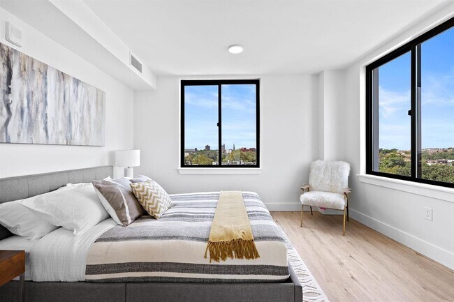 Building Photo - 136-144 Summit Ave