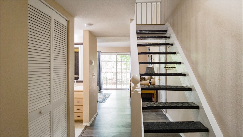 Building Photo - 420 Fall Creek Dr