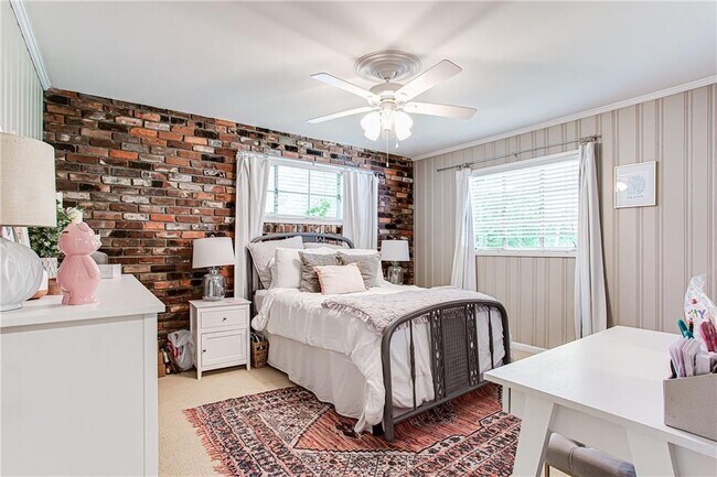 Building Photo - 4293 Rickenbacker Way NE