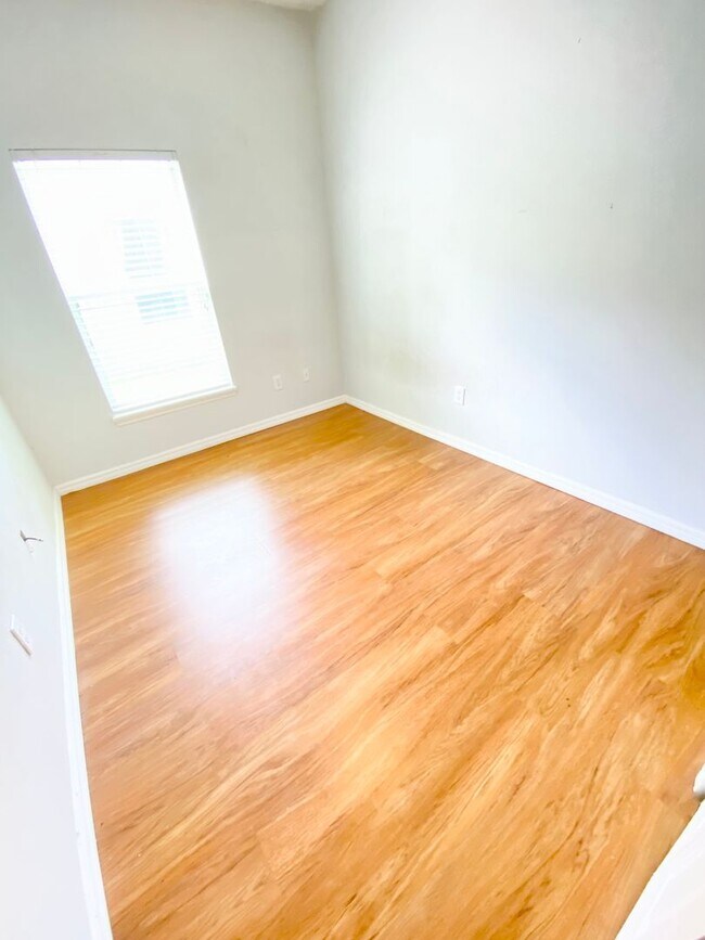 Building Photo - Stunning Lake View Home in Waterside Estate!