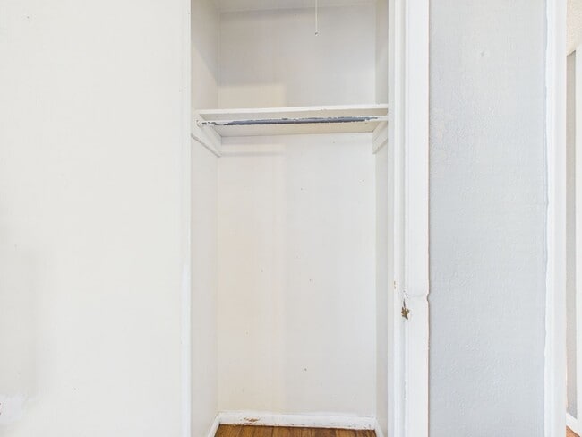 Building Photo - Charming rent ready duplex!