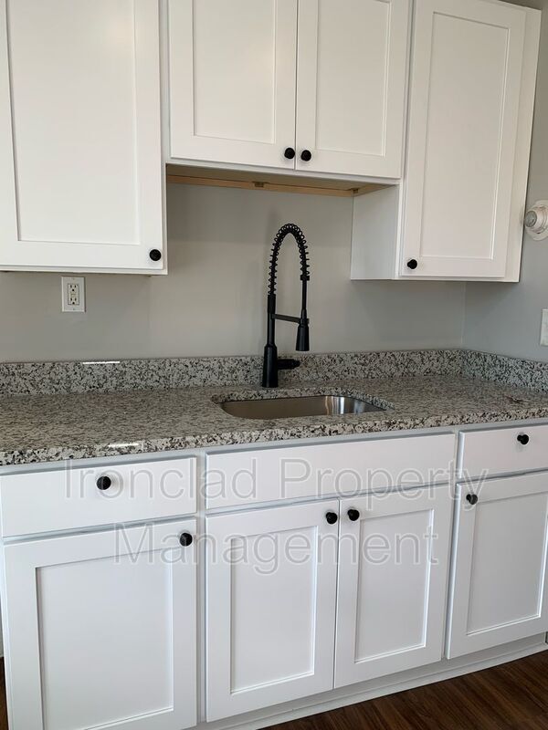 Building Photo - 27 Botsford St