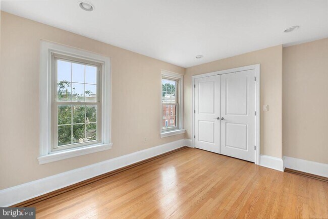 Building Photo - 309 E Girard Ave