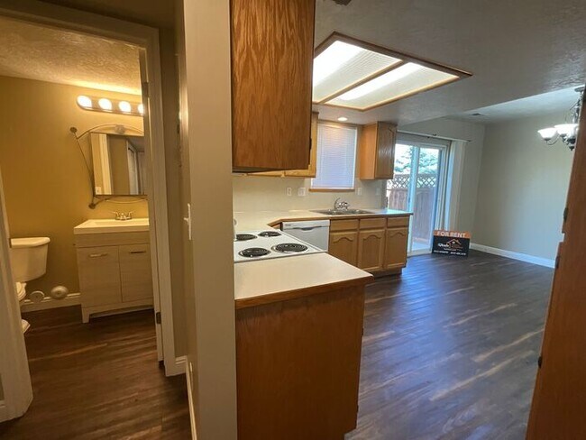 Building Photo - 3 bdrm 2 1/2 bath Townhome