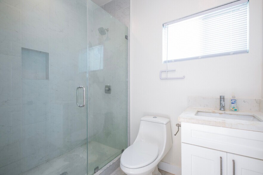 Building Photo - 7912 Vineland Ave