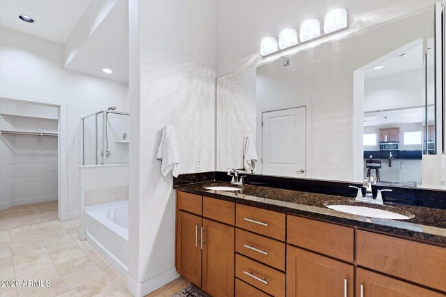 Building Photo - 945 E Playa Del Norte Dr