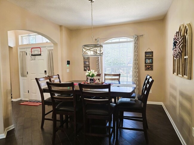 Building Photo - Large Home On Cul-De-Sac!