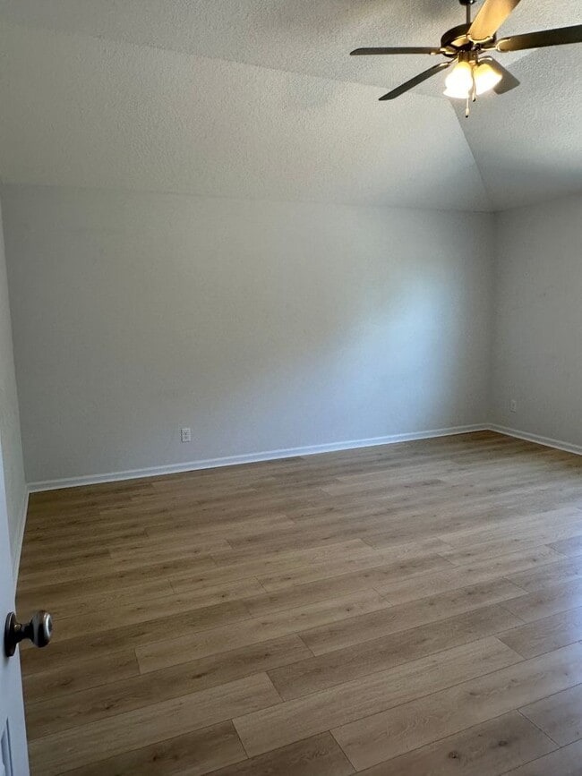 Building Photo - Tranquil South Retreat: Spacious 5-Bed Home with Fenced Yard, Pet-Friendly, Washer/Dryer Included