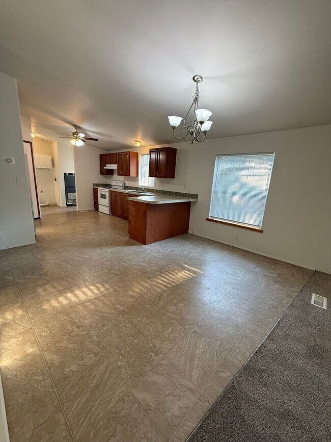 Building Photo - SPIRIT LAKE HOME (P#440)