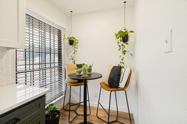 Building Photo - Modern & Stylish Loft Style 2 Bedroom Condo in Oaklawn!