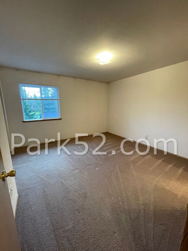 Building Photo - 2 Bedroom University Place Townhome