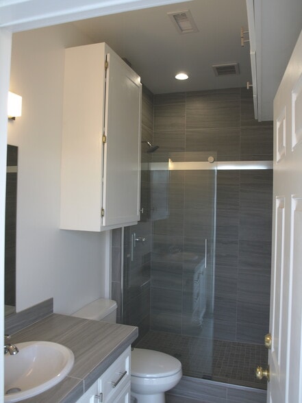 Bathroom - 4242 Montair Ave