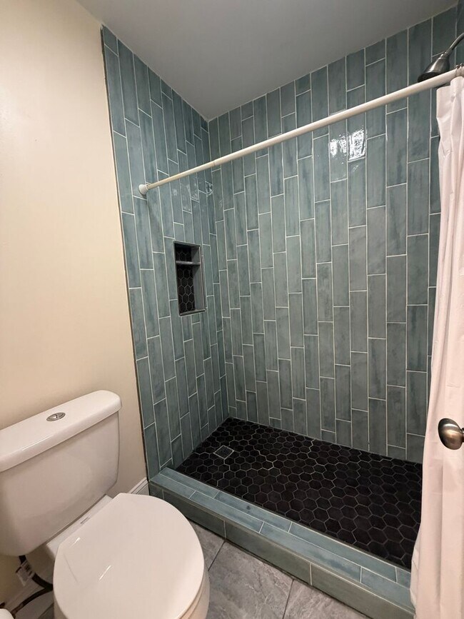 Building Photo - Beautifully Updated 3 bedroom/2 bath - 11th Place Condominiums Unit #2003 Available August 2026 $...